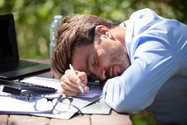 ベンチで寝てる絶望的なビジネスマン — ストック写真