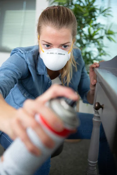 Ung Kvinna Bär Mask Måla Ett Bord Med Spray — Stockfoto