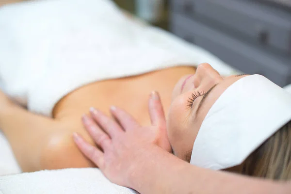Rustige Mooie Vrouw Massage Salon — Stockfoto
