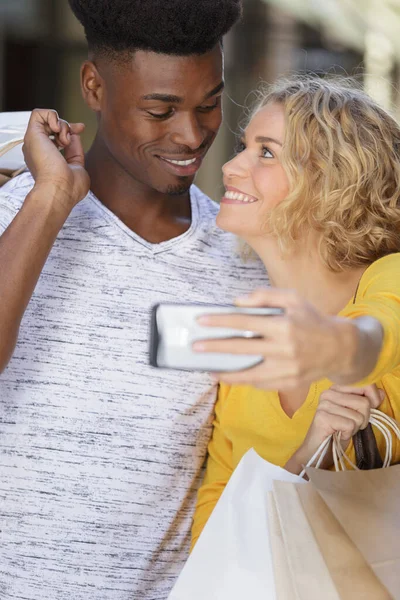 Pasangan Bahagia Mengambil Selfie Saat Berbelanja — Stok Foto