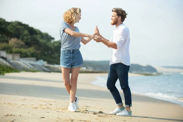 Jovem Casal Dançando Praia — Fotografia de Stock