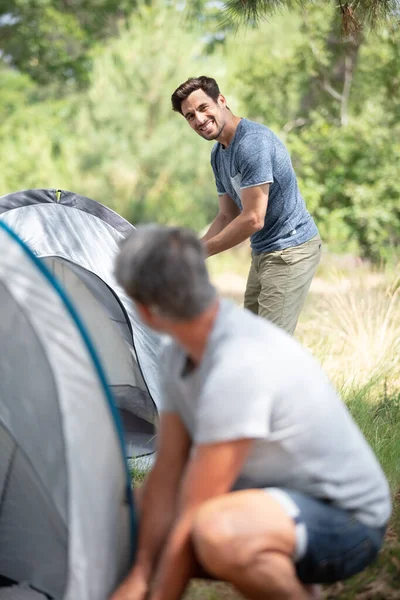 Два Взрослых Мужчины Устанавливают Палатки — стоковое фото