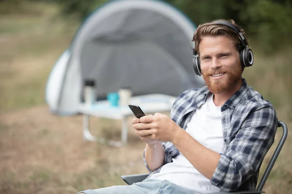 Muž Camping Nosit Sluchátka Pomocí Smartphonu — Stock fotografie