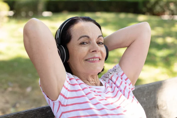 Portrait Senior Woman Park Listening Music — Fotografia de Stock