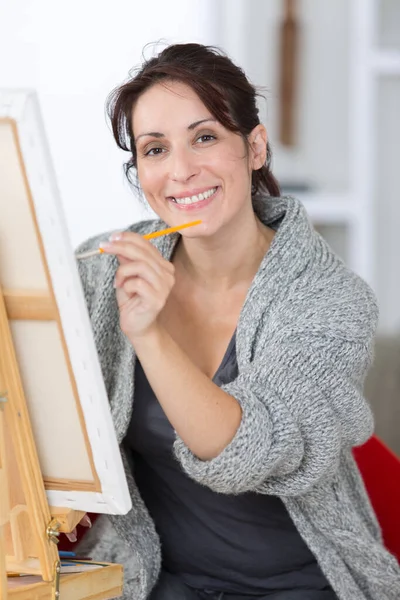 Una Donna Posa Mentre Dipinge — Foto Stock