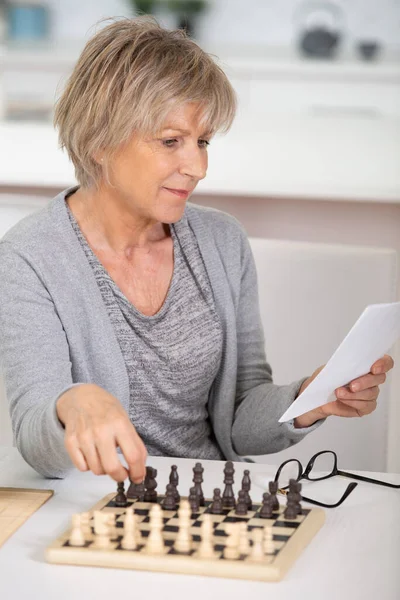 Older Woman Playing Chess Home — Stock Photo, Image