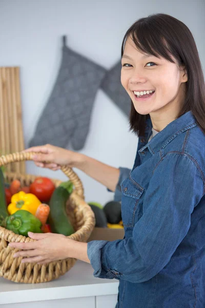 Senhora Feliz Com Uma Cesta Vime Legumes — Fotografia de Stock