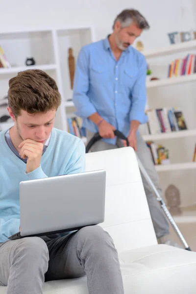 Ojciec Zajęty Syn Laptopie — Zdjęcie stockowe