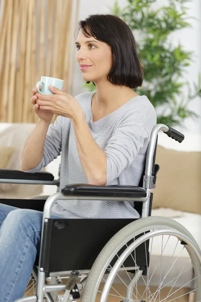 Femme Fauteuil Roulant Prenant Café Maison — Photo