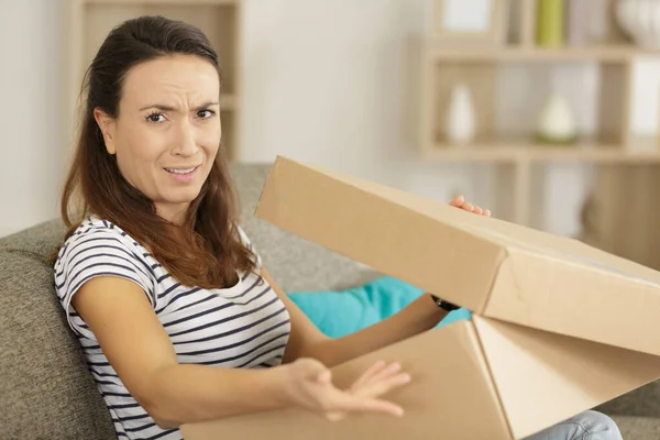 Woman Expressing Problem Delivery — Stockfoto