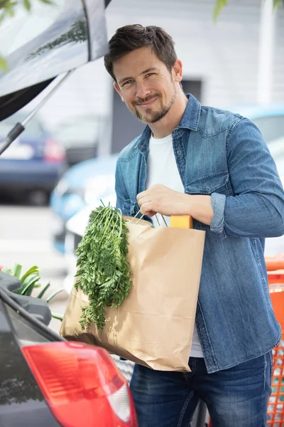 Portrait Smiling Young Man Car Groceries — Stockfoto