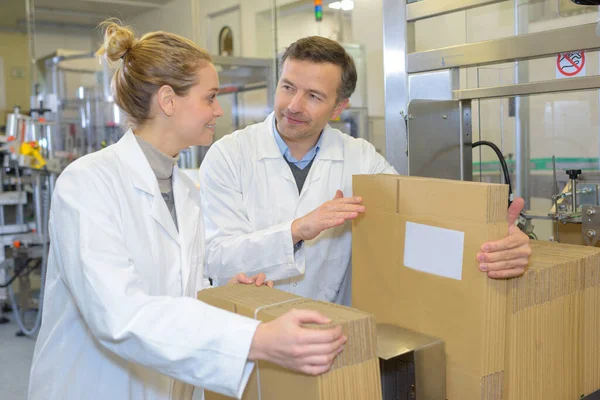 Trabajadores Embalaje Fábrica Con Cajas — Foto de Stock