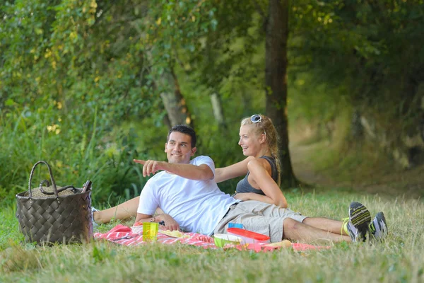 田舎でピクニックをしているカップル — ストック写真