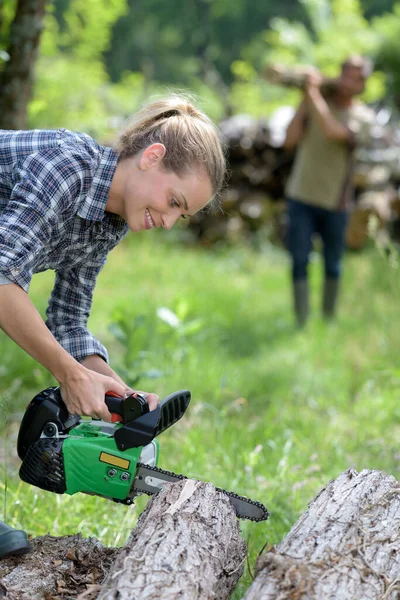 Kvinna Hugga Trä Utomhus — Stockfoto