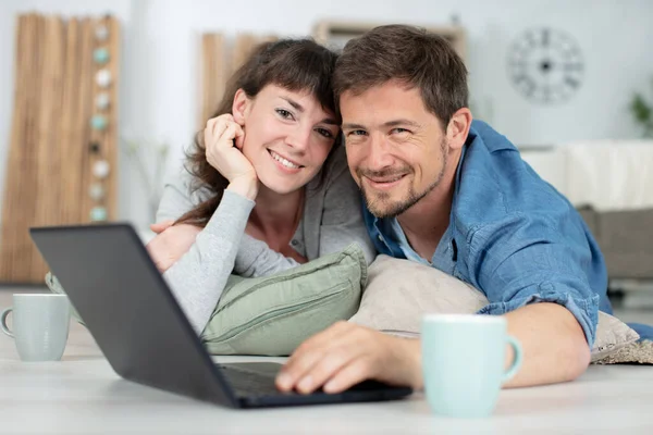 Romantisches Paar Auf Dem Boden Liegend Und Auf Laptop Schauend — Stockfoto