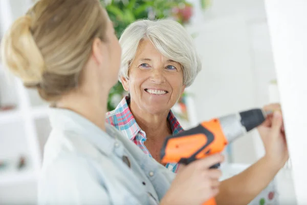 Smiling Mother Daughter Redecorating — Stockfoto