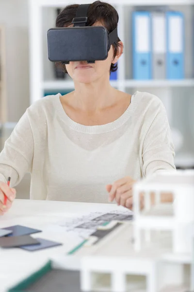 Office Worker Using Headset Virtual Reality — Stockfoto