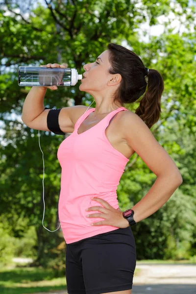 Portret Van Een Sportvrouw Drinkwater — Stockfoto