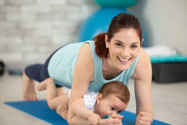 Ung Mamma Tränar Fysisk Yoga Tillsammans Med Sitt Barn — Stockfoto