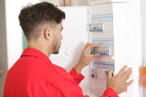 Porträtt Elektriker Står Bredvid Fuseboard — Stockfoto