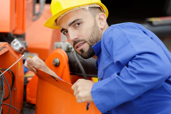 Portret Van Jonge Mannelijke Ingenieur Die Met Machines Werkt — Stockfoto