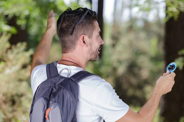 Man Backpack Orienteering Using Compass — 图库照片