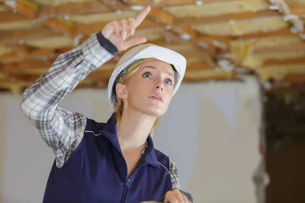 Ingénieur Femme Dur Pointant Vers Plafond — Photo