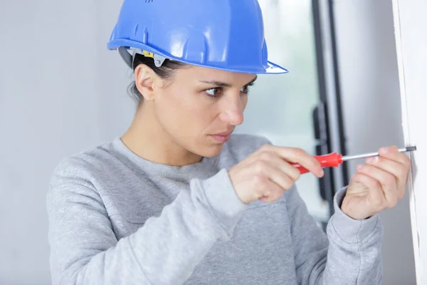Woman Builder Screwing Window Frame — Fotografia de Stock
