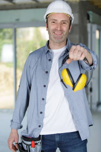 Construtor Construtor Confiante Homem Segurando Proteção Auricular — Fotografia de Stock