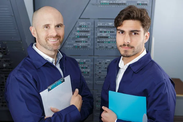 Zwei Ingenieure Schauen Die Kamera — Stockfoto