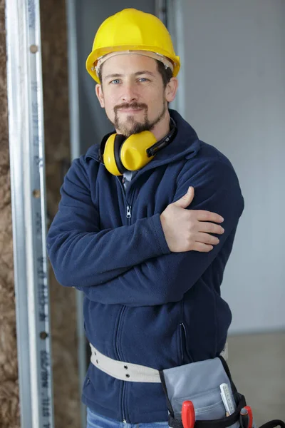 Hombre Feliz Constructor Casco Pie Con Los Brazos Cruzados — Foto de Stock