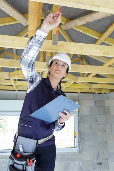 Female Builder Working Wooden Beam — стоковое фото