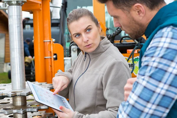 Farmer Tablet Colleague — Stockfoto