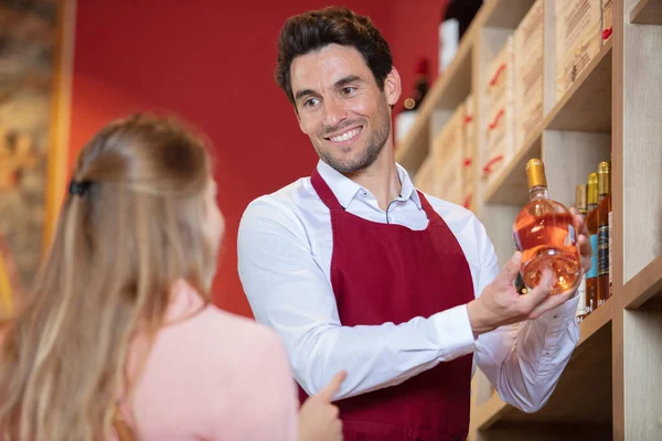 Sommelier Tienda Vinos Dando Recomendación Mujer — Foto de Stock