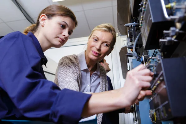 Young Female Electrical Engineer — Stock Photo, Image