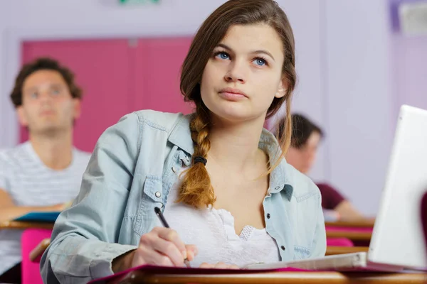 Vrouwelijke Student Het Maken Van Notities Tijdens Het Luisteren Naar — Stockfoto