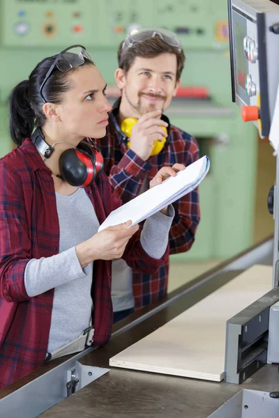 Hombre Mujer Con Máquina Fábrica —  Fotos de Stock