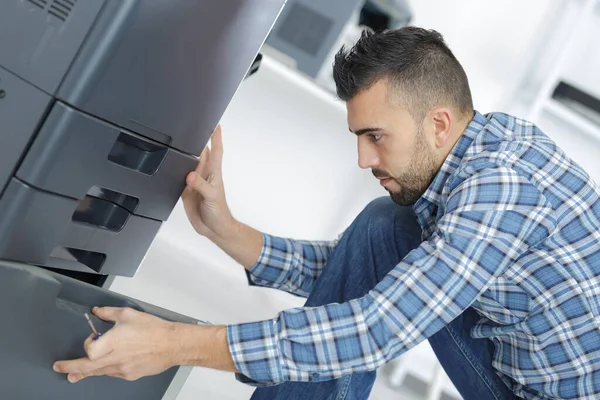 Man Öppna Ett Kontor Skåp — Stockfoto