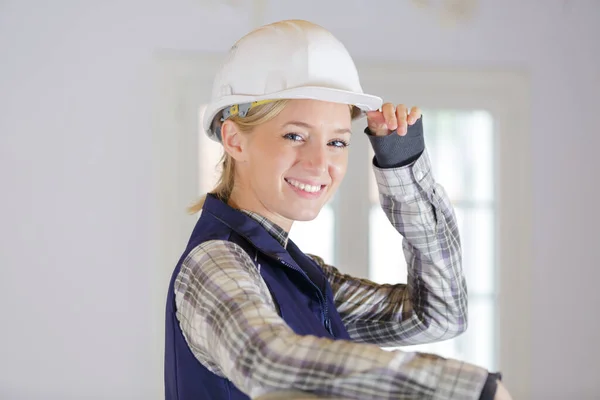 Woman Builder Holding Her Hat Site — Fotografia de Stock