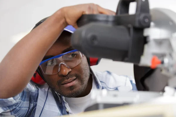 Homme Travaillant Avec Une Grande Scie Circulaire Coupant Intérieur — Photo