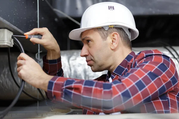 Builder Connects Cables Ceiling — Foto Stock