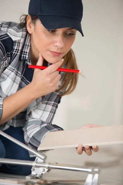 Female Worker Thinking How Using Aceramic Saw — Zdjęcie stockowe