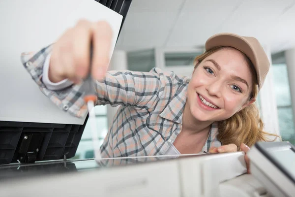 Young Woman Repairing Photocopier — Stock Photo, Image