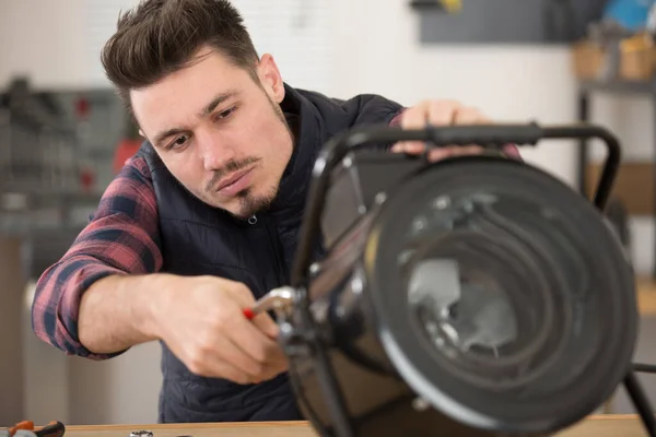 Young Handsome Professional Plumber Worker Installing Heating Radiator — Stockfoto