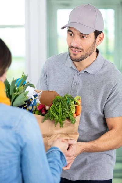 Deliver Man Handling Bag Food Client — Stockfoto