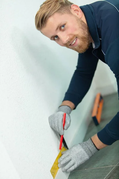 Male Specialist Home Renovation Checking Wall — Zdjęcie stockowe