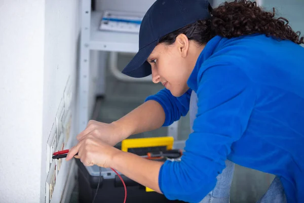 Jeune Femme Brune Répare Une Prise Électrique — Photo