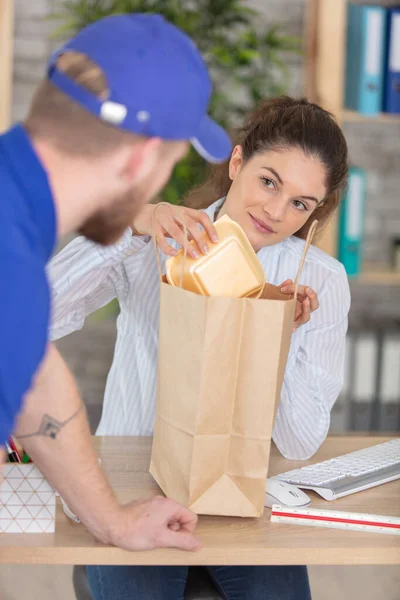 Courier Delivering Fresh Food Happy Woman — Stockfoto