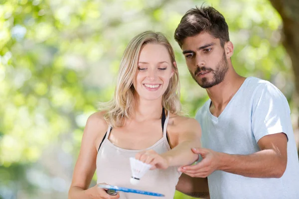 Pareja Con Raquetas Bádminton Aire Libre — Foto de Stock