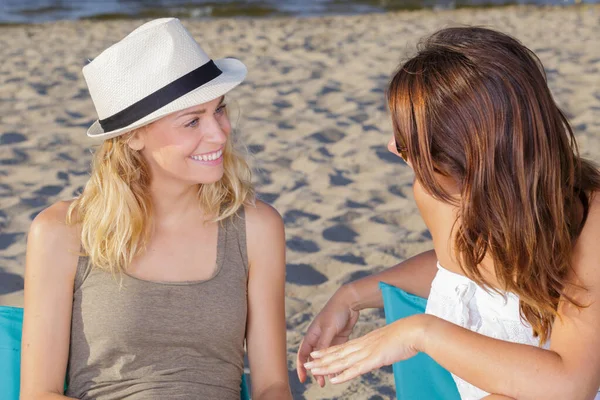 Дві Подружки Посміхаються Розважаються Пляжі — стокове фото